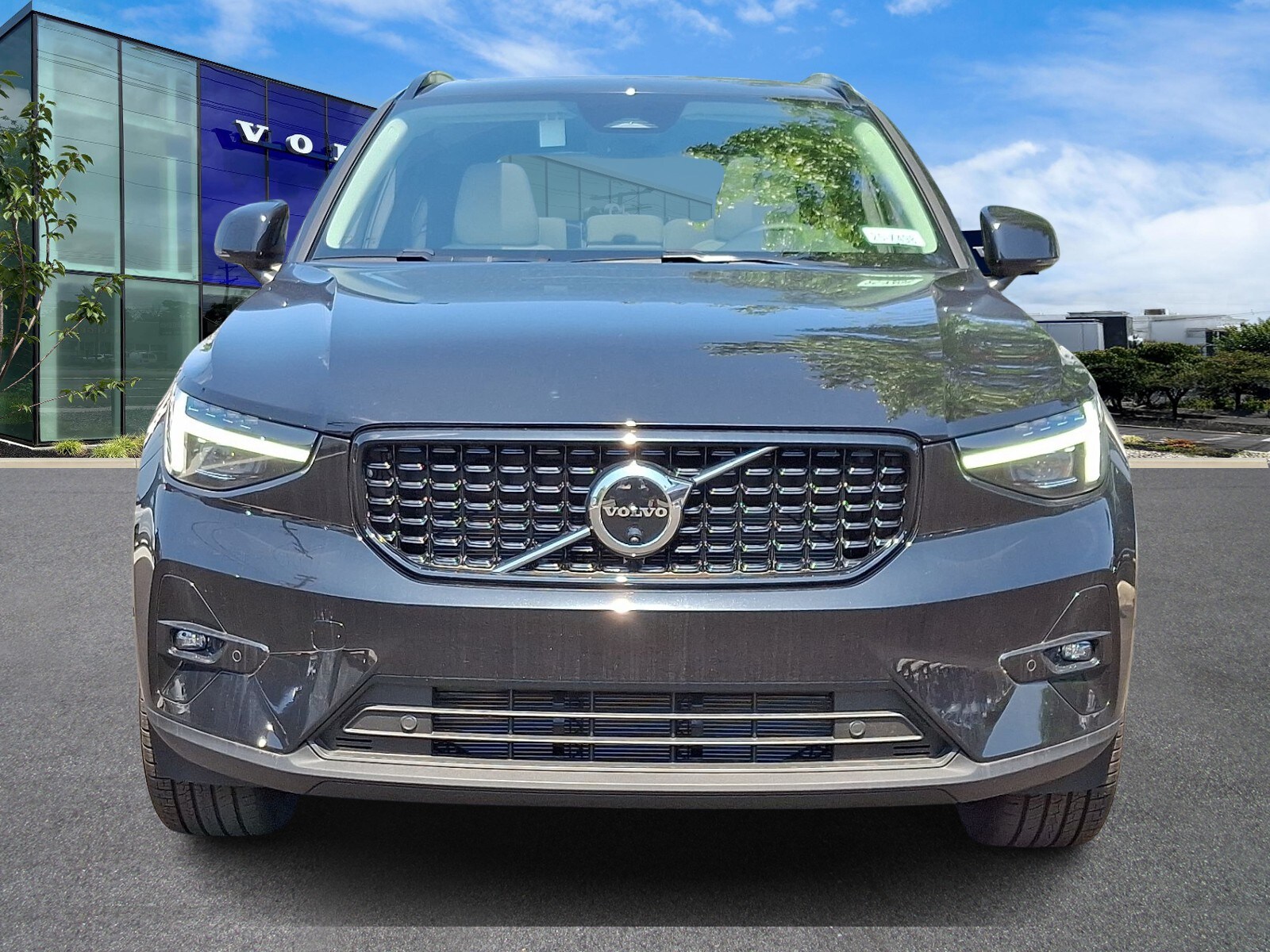 2025 Volvo XC40 photo 2