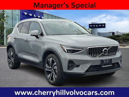 2025 Volvo XC40 B5 Ultra Bright Theme SUV