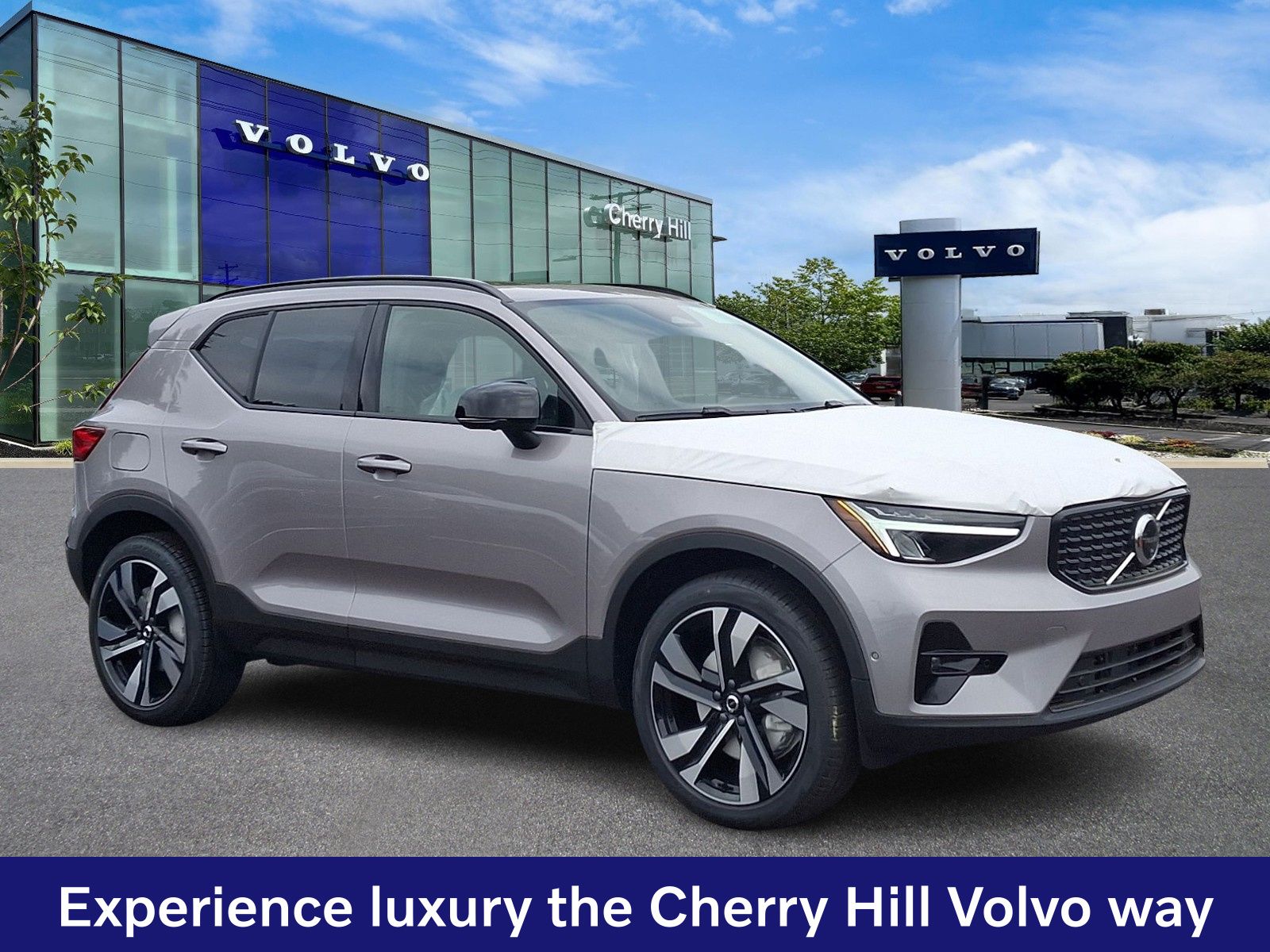 2026 Volvo XC40 B5 Plus Dark AWD's photo