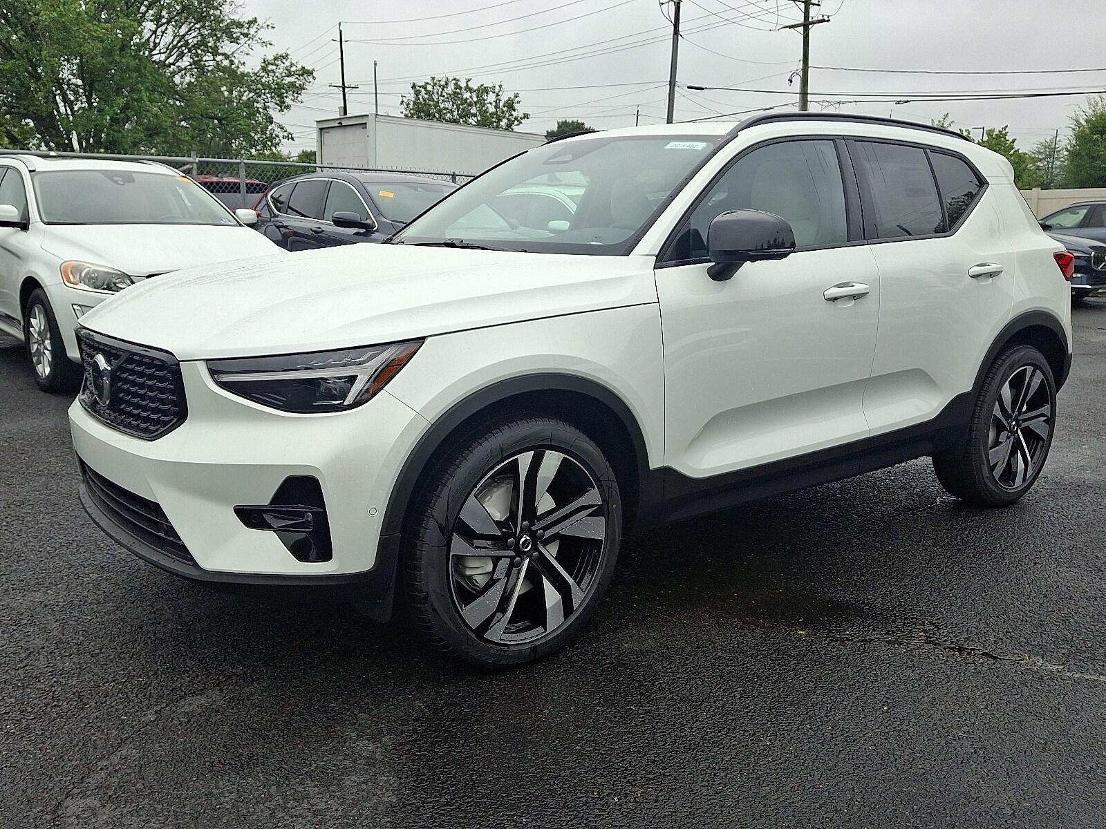 2026 Volvo XC40 photo 2