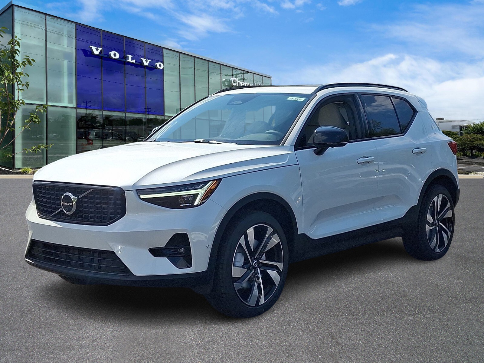 2025 Volvo XC40 photo 2