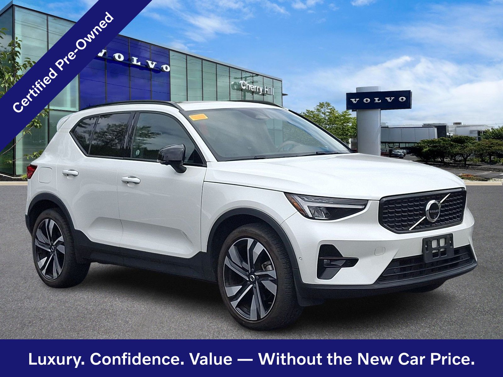 2024 Volvo XC40 B5 Plus Dark AWD's photo