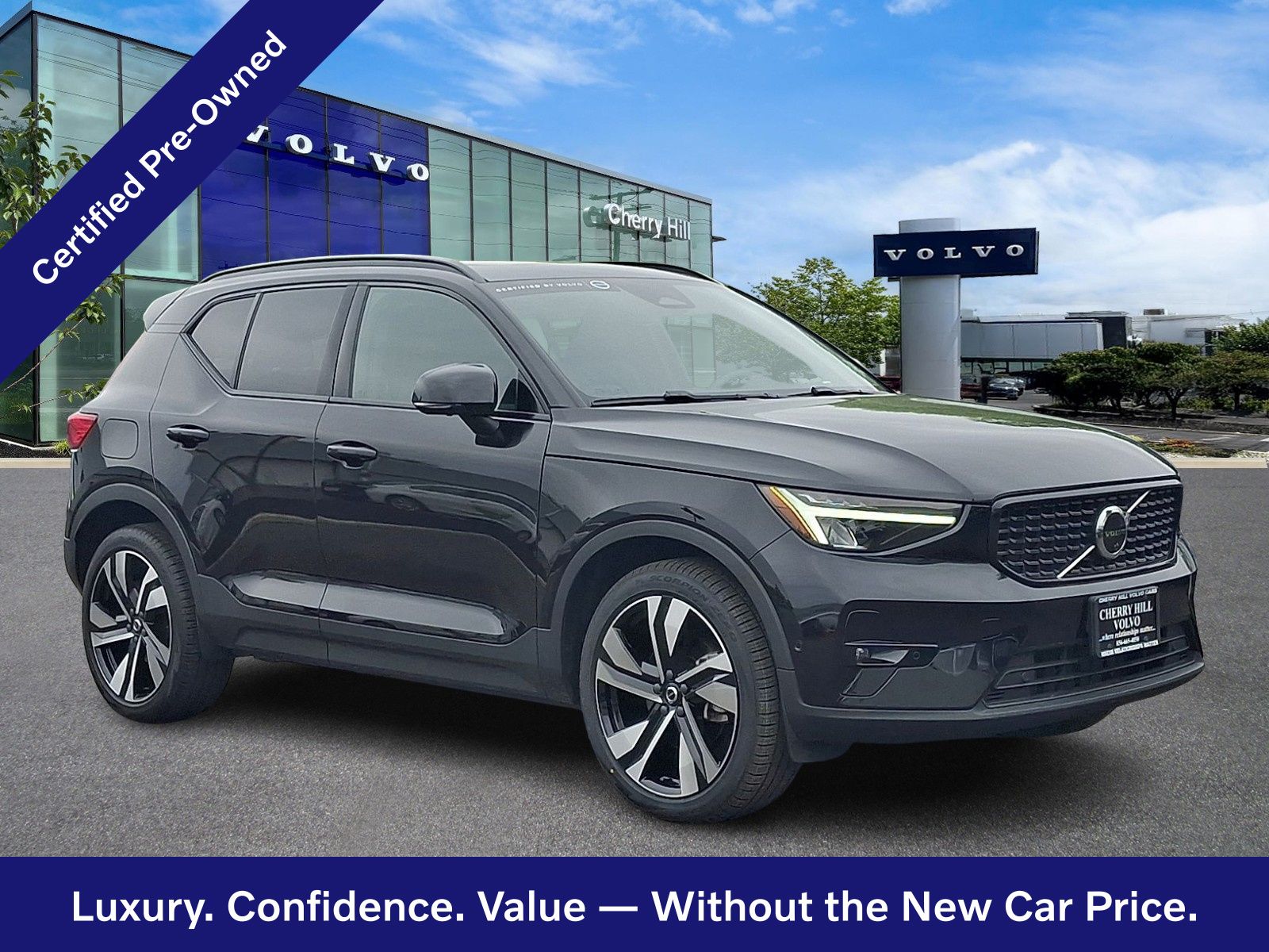 2023 Volvo XC40 B5 Plus Dark AWD's photo