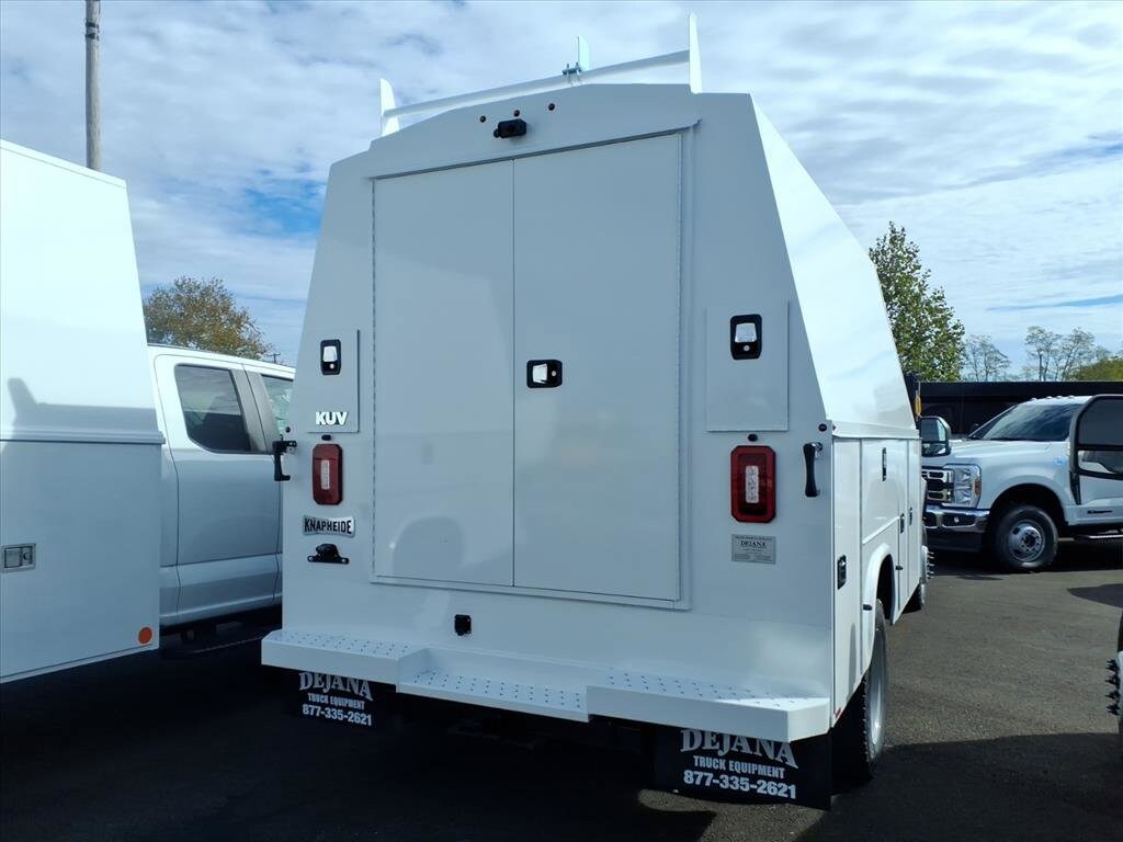 2025 Ford F-550 photo 2