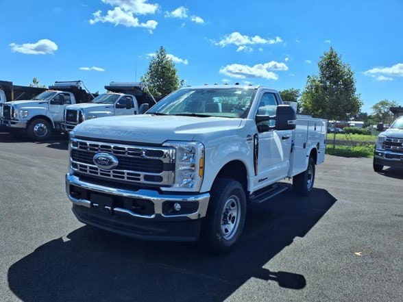 2025 Ford F-350 Super Duty Chassis Cab XLT - Photo 2
