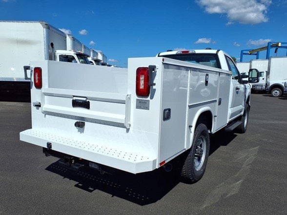 2025 Ford F-350 Super Duty Chassis Cab XLT - Photo 5