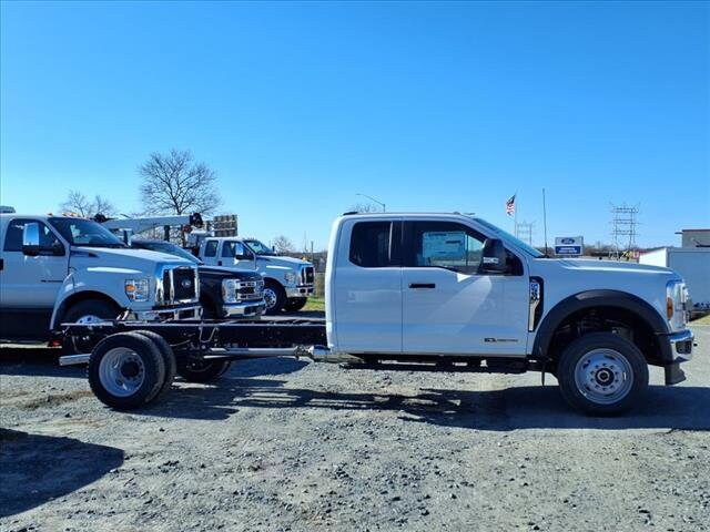 2025 Ford F-550 photo 2