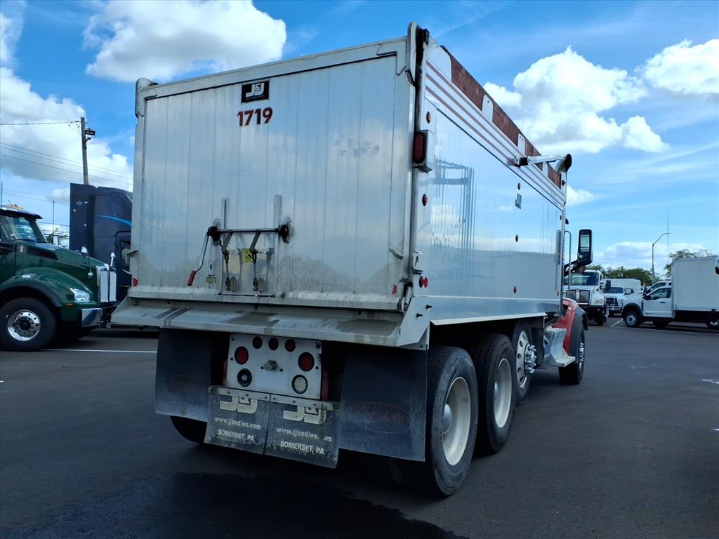 2017 Peterbilt 567 photo 2