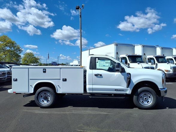 2025 Ford F-350 Super Duty Chassis Cab XLT - Photo 3