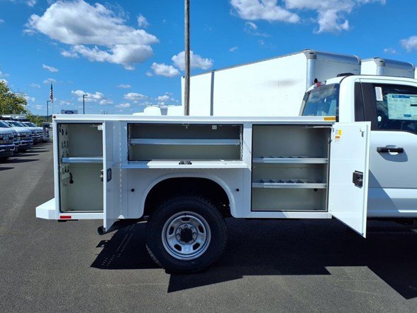 2025 Ford F-350 Super Duty Chassis Cab XLT - Photo 9