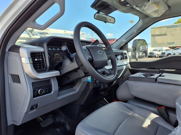 2025 Ford F-350 Super Duty Chassis Cab XLT - Photo 15