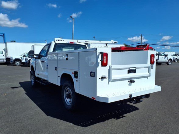 2025 Ford F-350 Super Duty Chassis Cab XLT - Photo 6