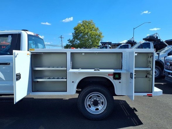 2025 Ford F-350 Super Duty Chassis Cab XLT - Photo 11