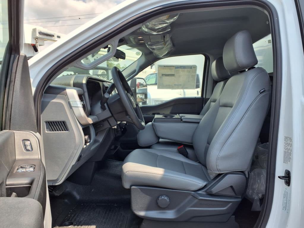 2025 Ford F-550 Super Duty Chassis Cab XL - Photo 11