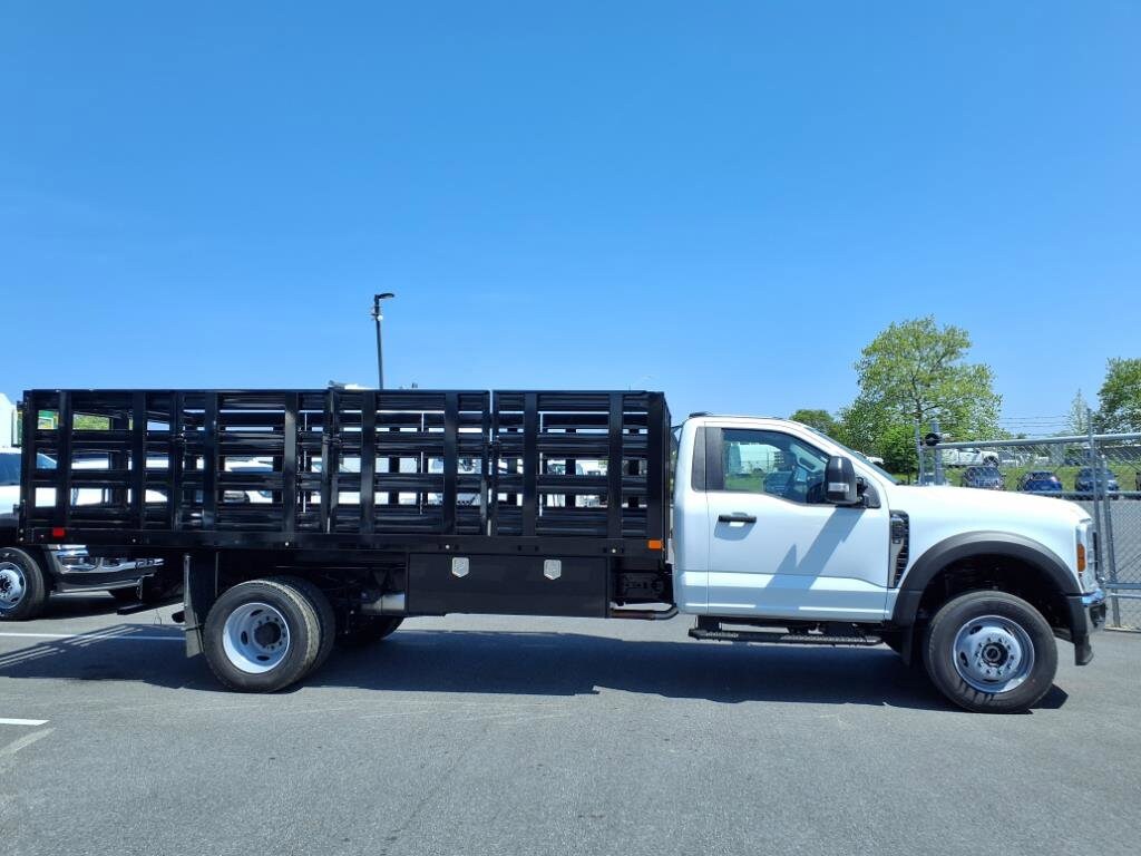 2025 Ford F-600 photo 2