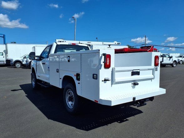 2025 Ford F-350 Super Duty Chassis Cab XLT - Photo 6