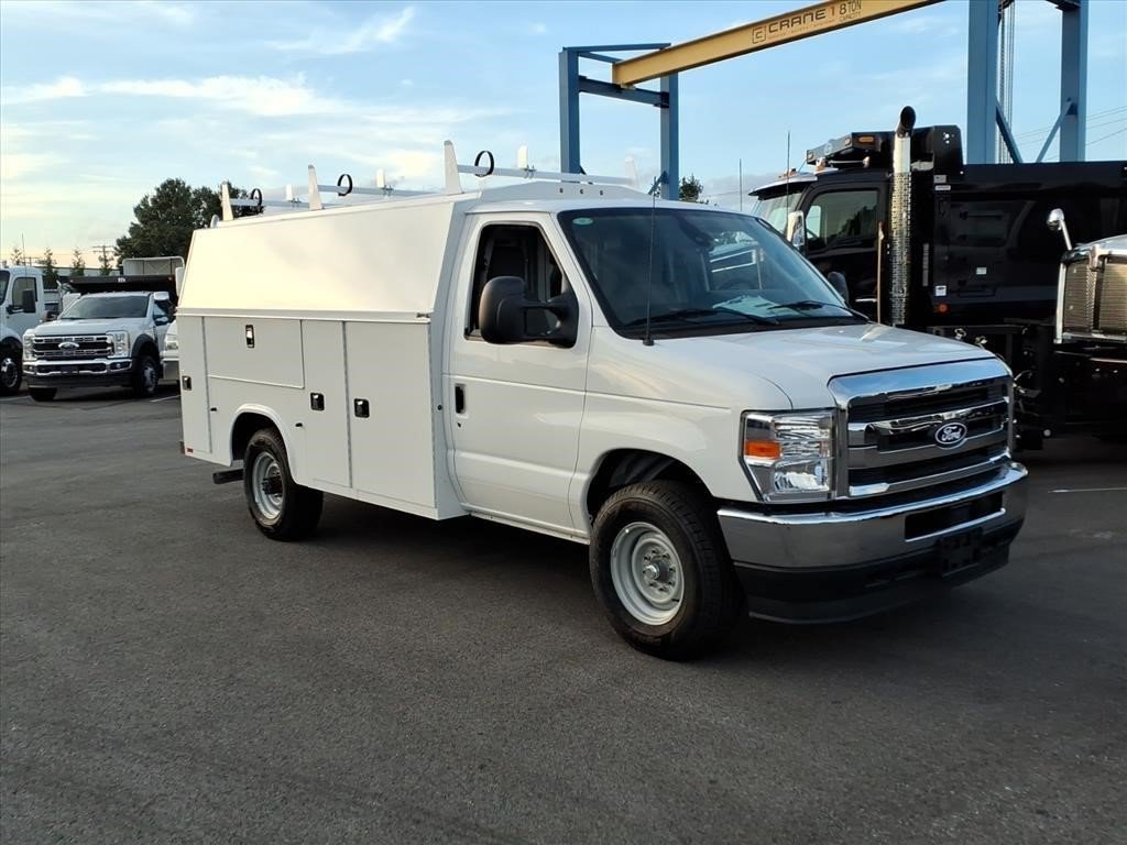 2027 Ford E-350 Cutaway Base Truck