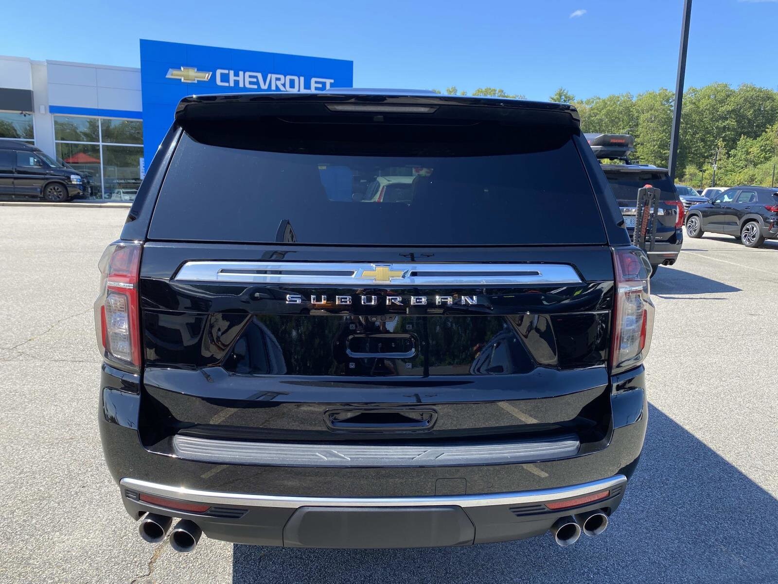2024 Chevrolet Suburban High Country photo 3