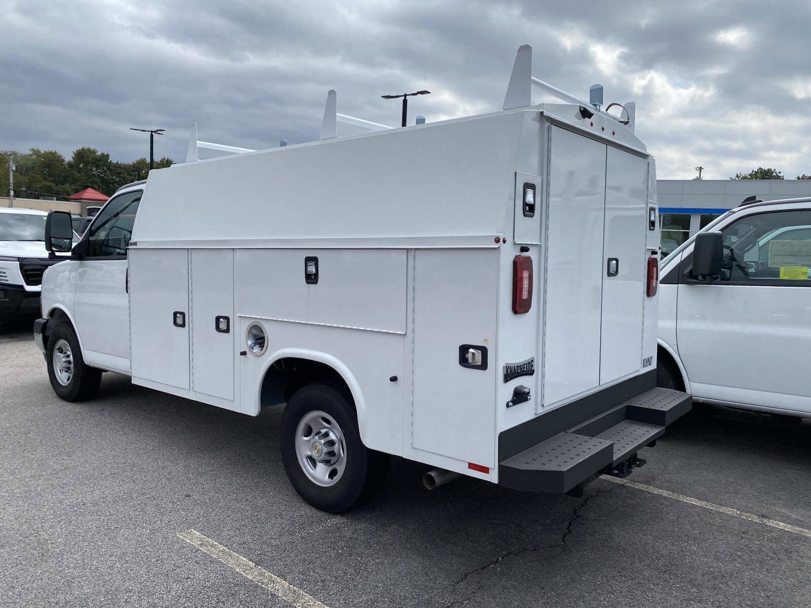 2024 Chevrolet Express 3500 Cutaway photo 2