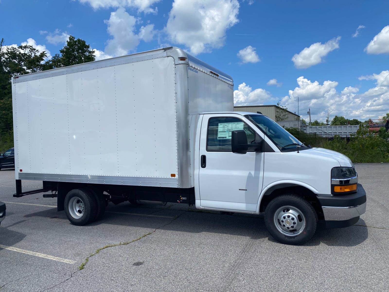 2025 Chevrolet Express 3500 Cutaway photo 3