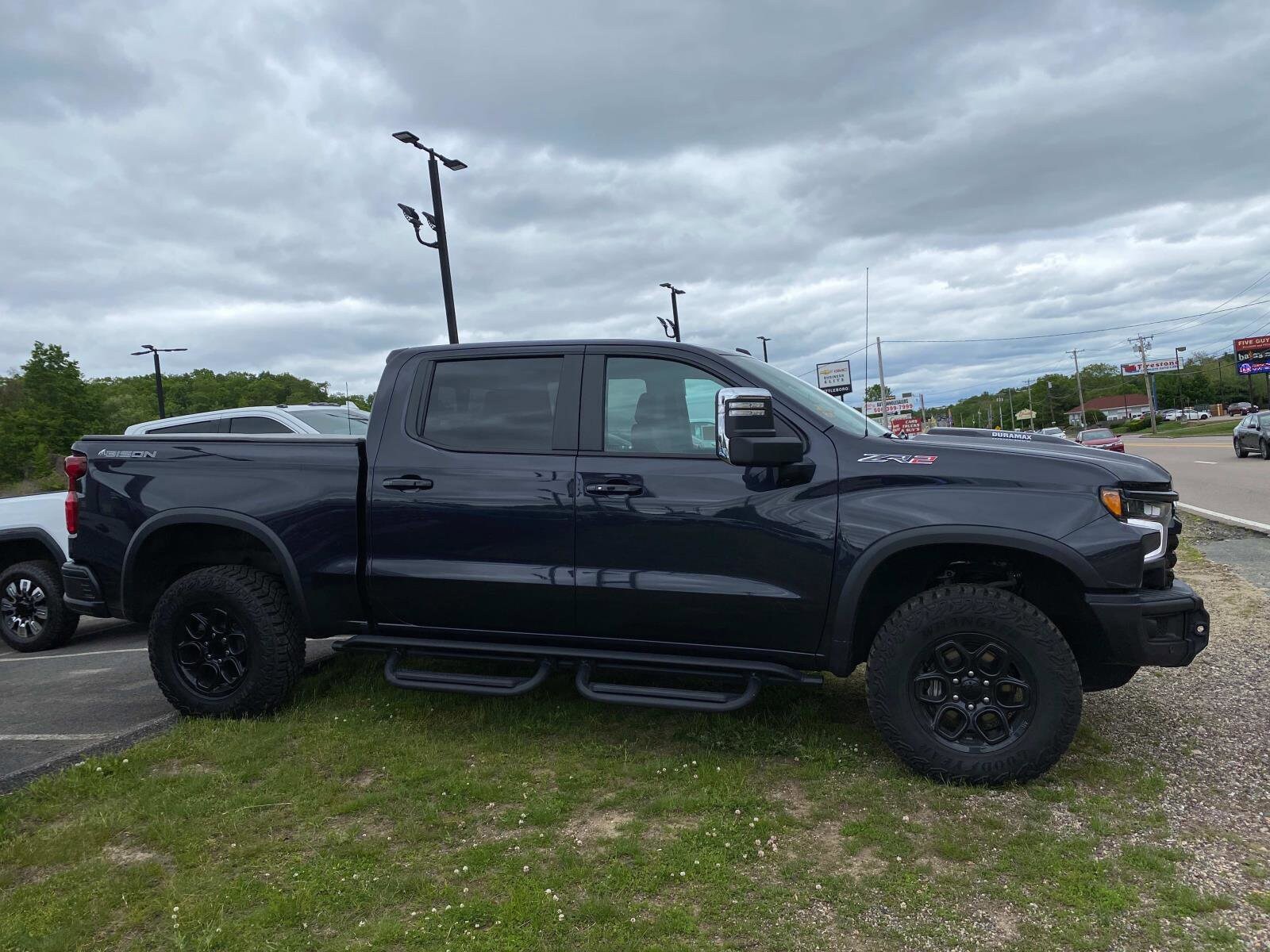 2024 Chevrolet Silverado 1500 ZR2 photo 2
