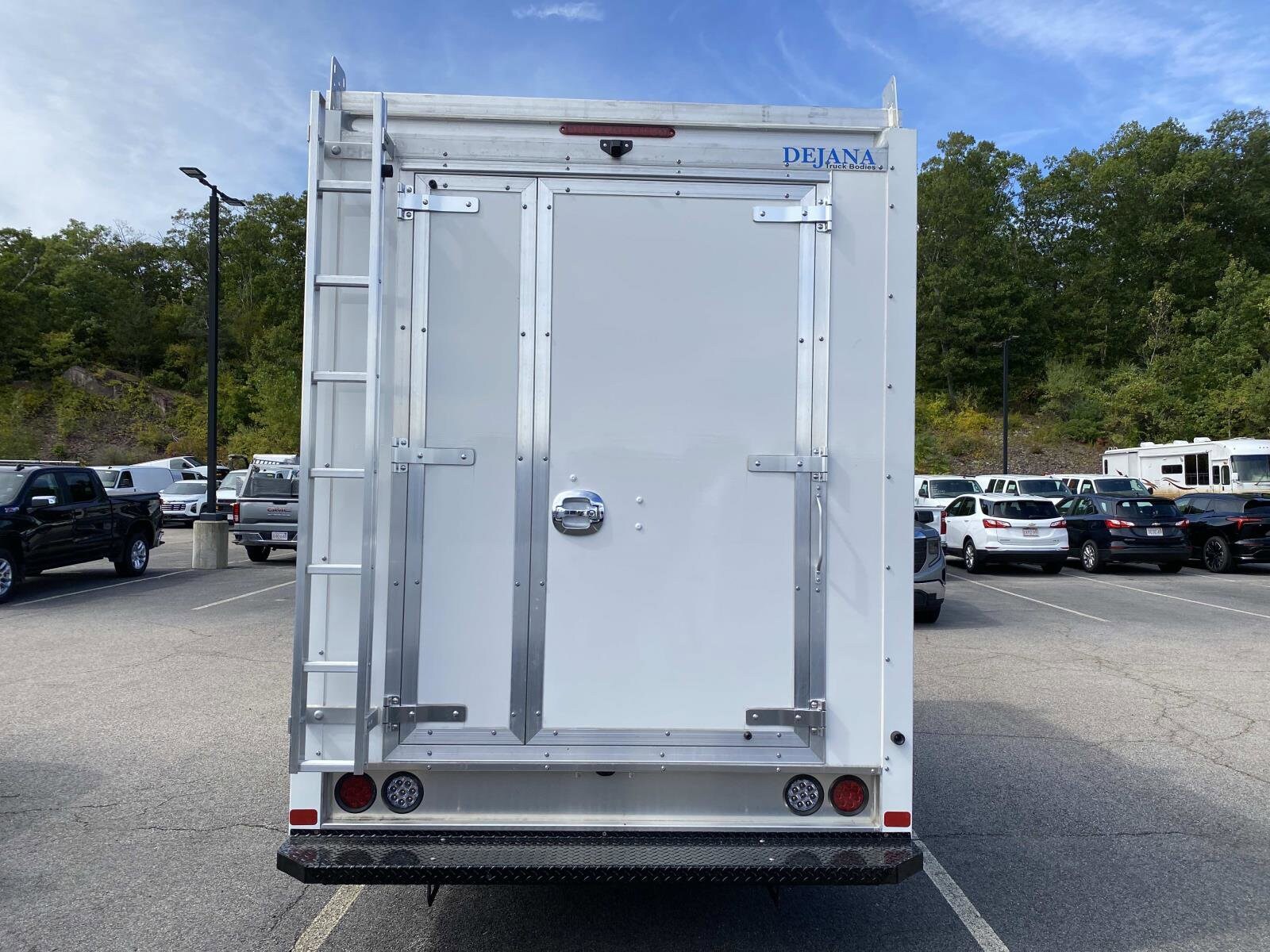 2025 Chevrolet Express 3500 Cutaway photo 4