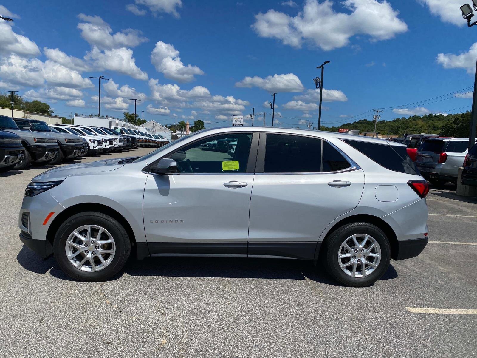 2022 Chevrolet Equinox LT photo 2