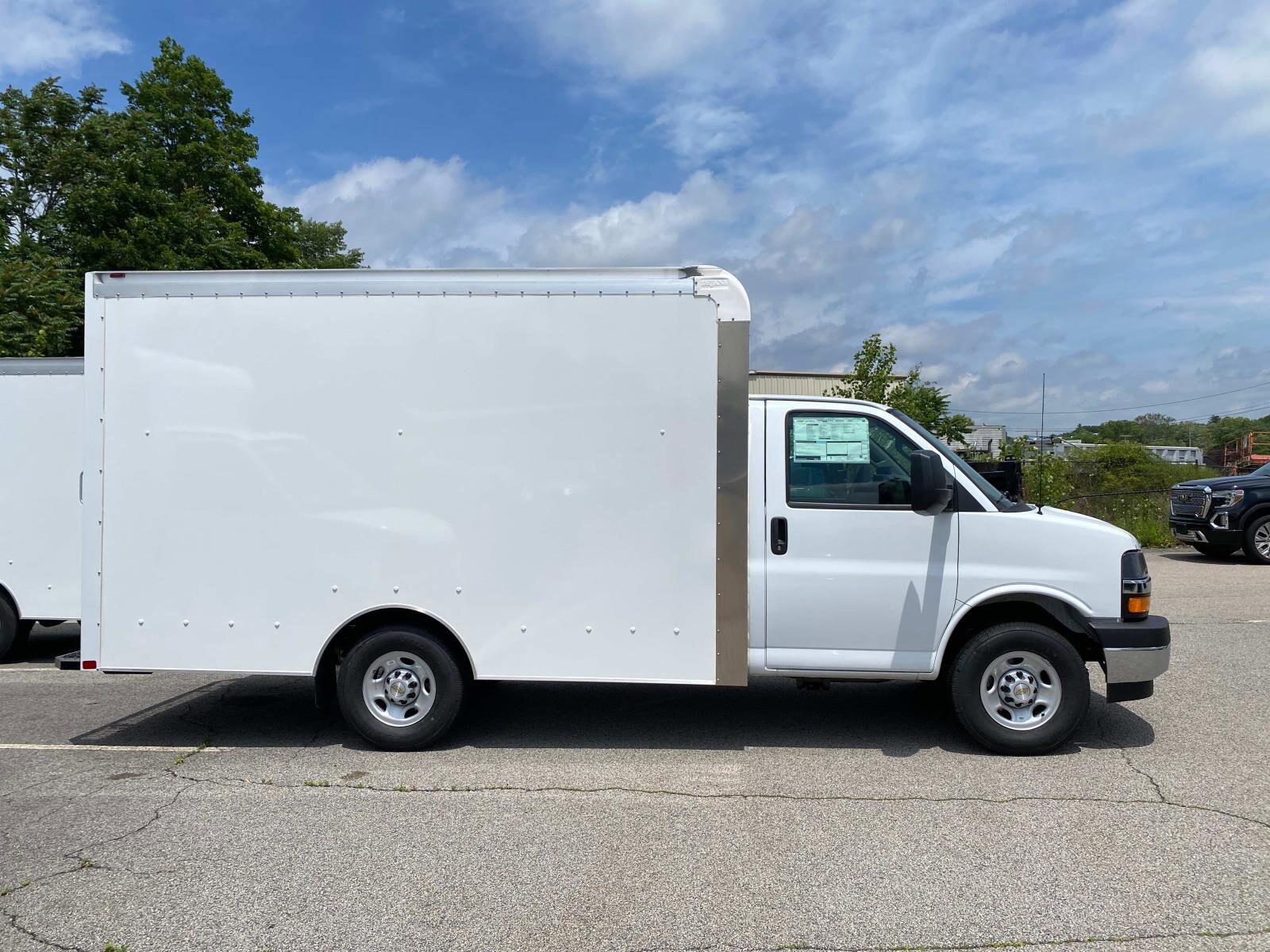 2025 Chevrolet Express Cutaway Van photo 4