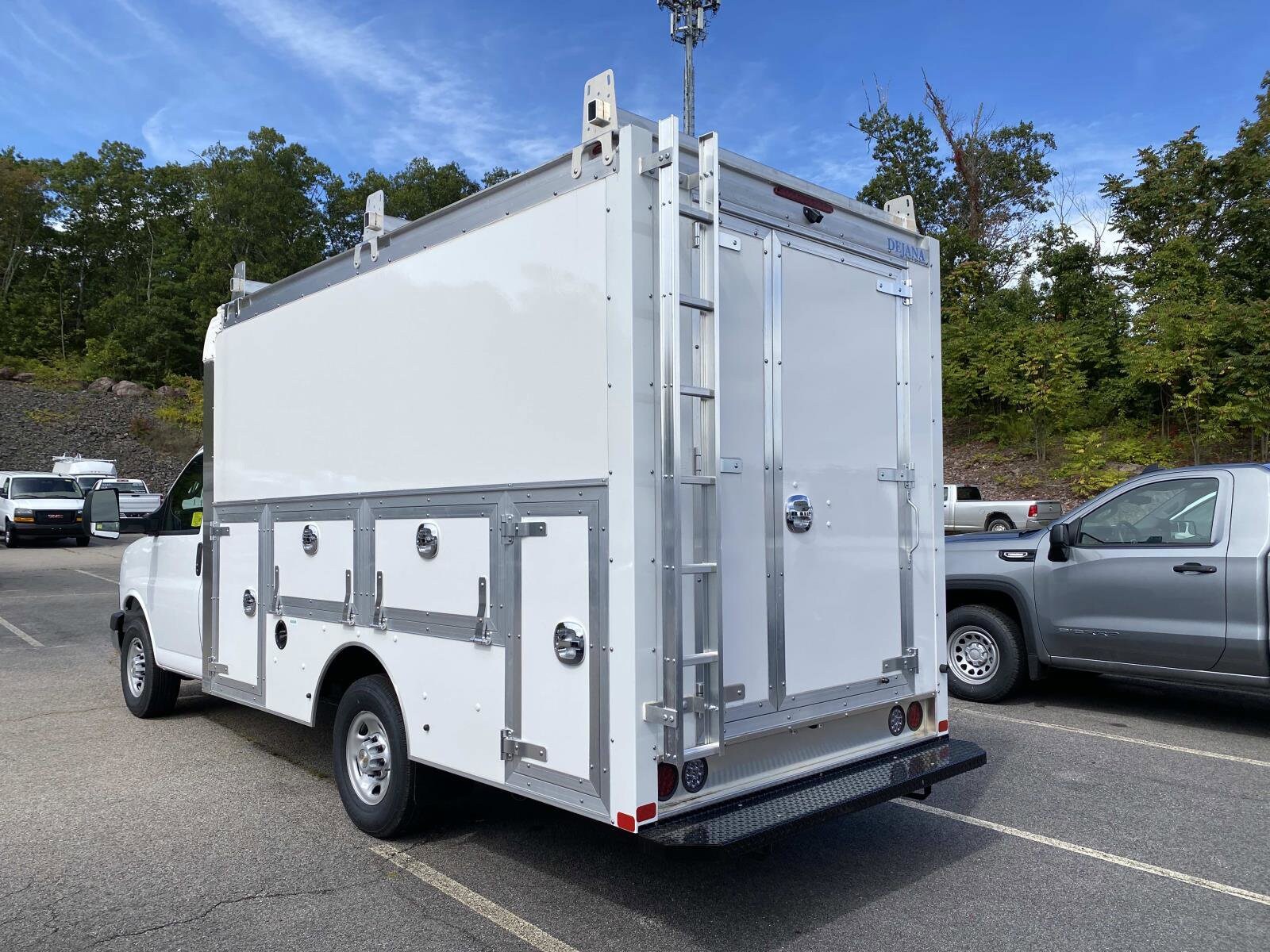 2025 Chevrolet Express 3500 Cutaway photo 3