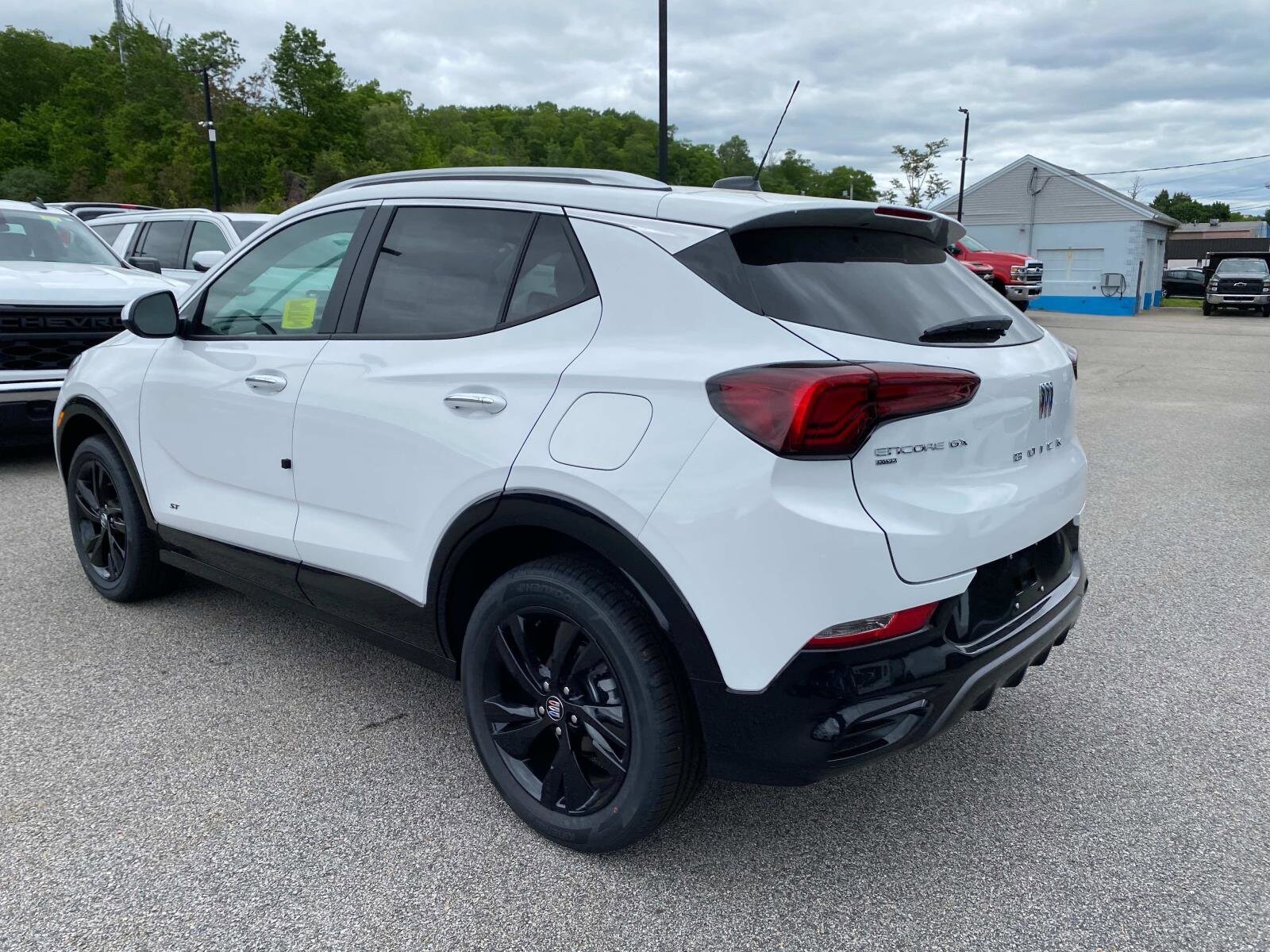 2025 Buick Encore GX Sport Touring photo 3