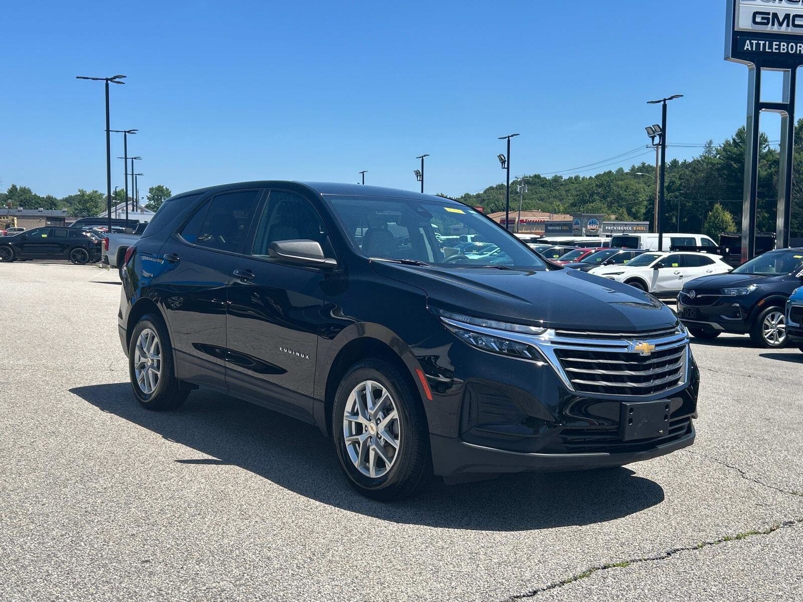 2022 Chevrolet Equinox LS photo 3