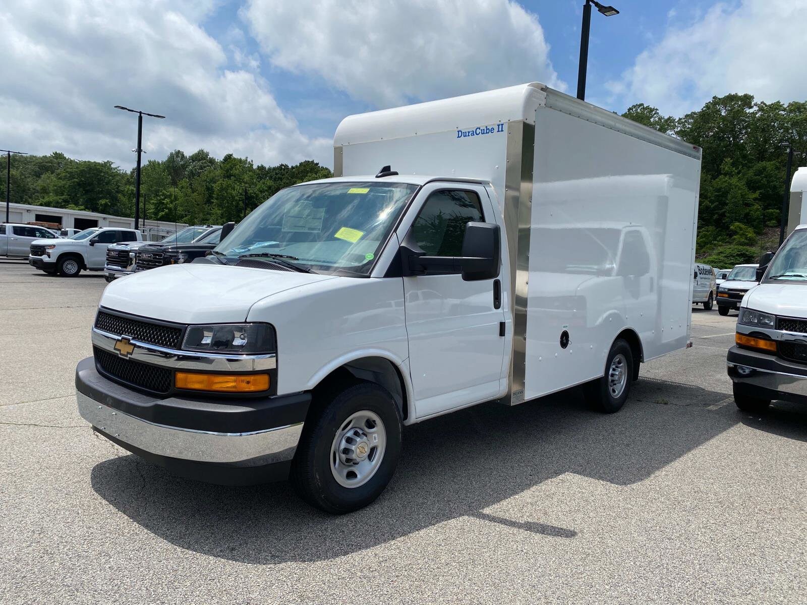 White 2025 Chevrolet Express Chassis 3500 Cutaway 139 Van Rear-Wheel Drive Automatic