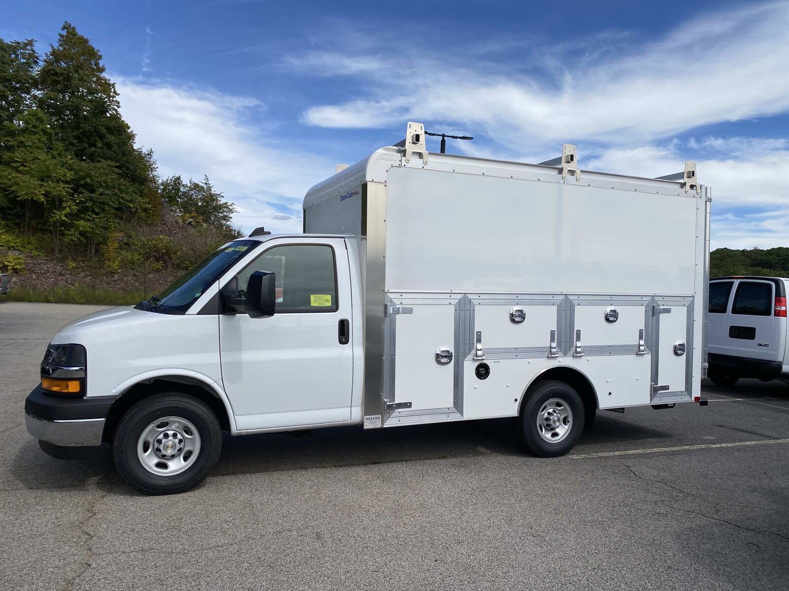 2025 Chevrolet Express 3500 Cutaway photo 2