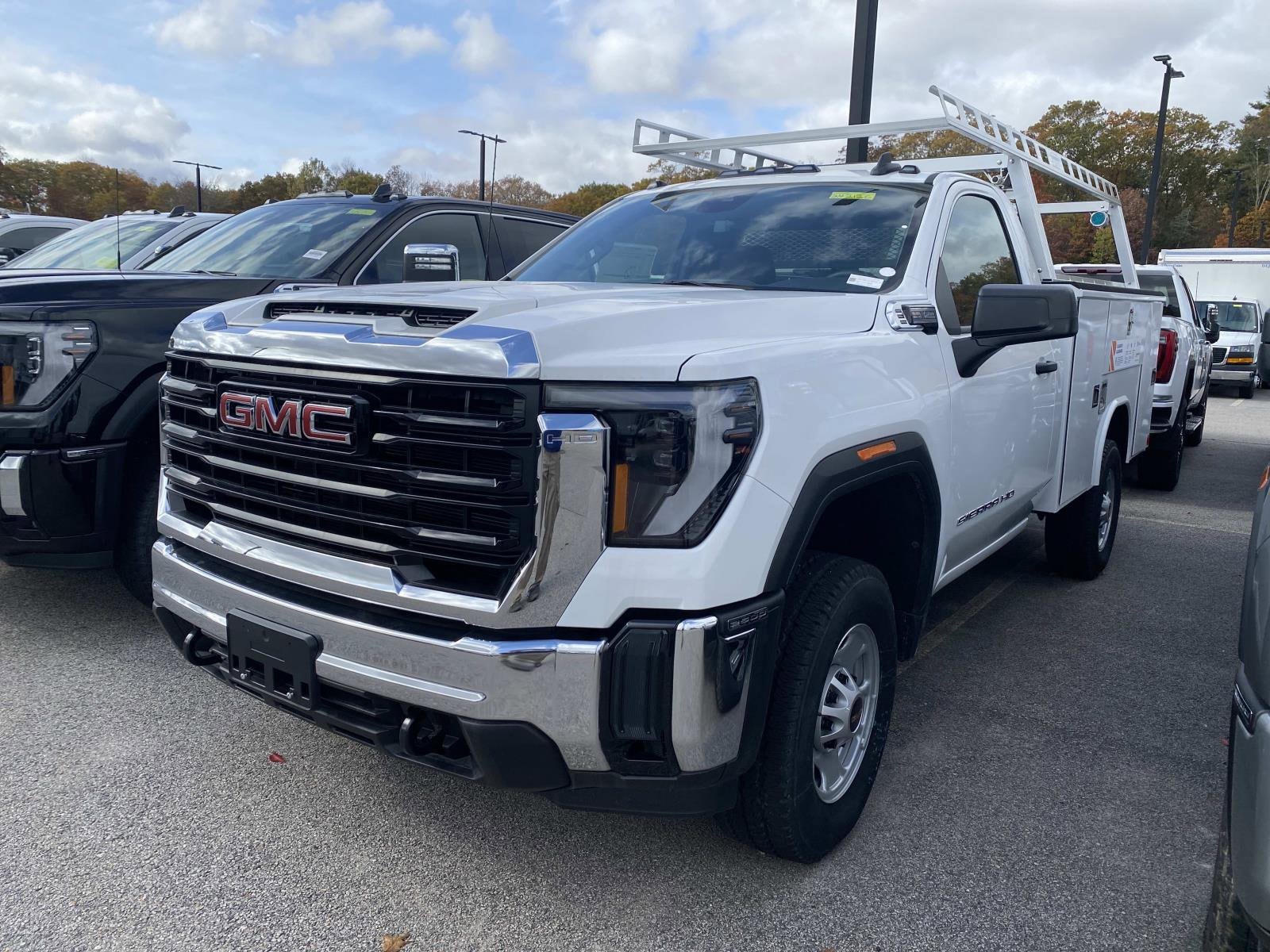 2024 GMC Sierra 2500HD Pro's photo