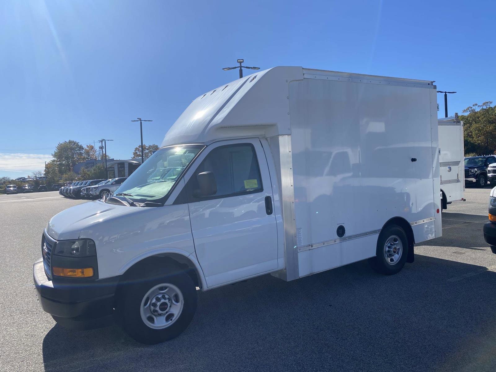 2023 GMC Savana Cutaway Work Van's photo