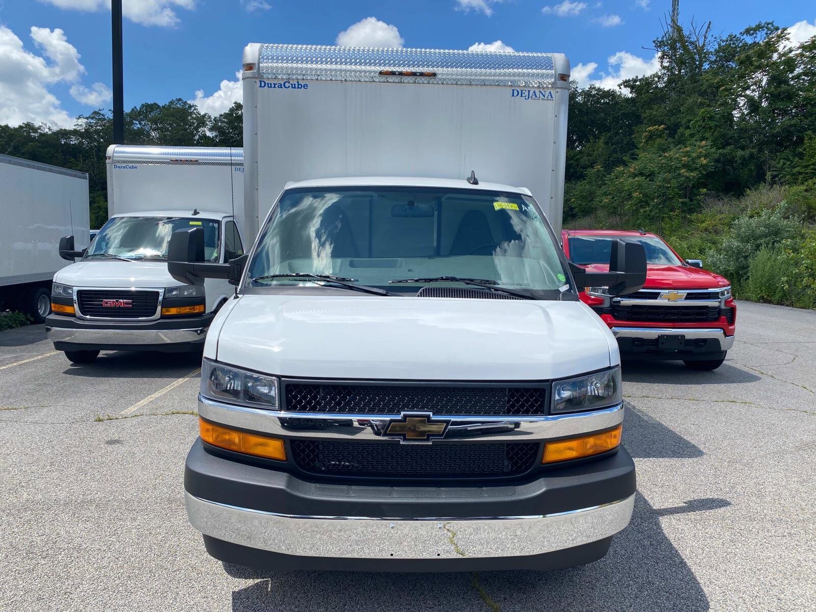 2025 Chevrolet Express 3500 Cutaway photo 2