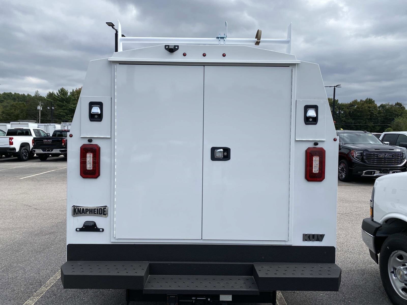 2024 Chevrolet Express 3500 Cutaway photo 3