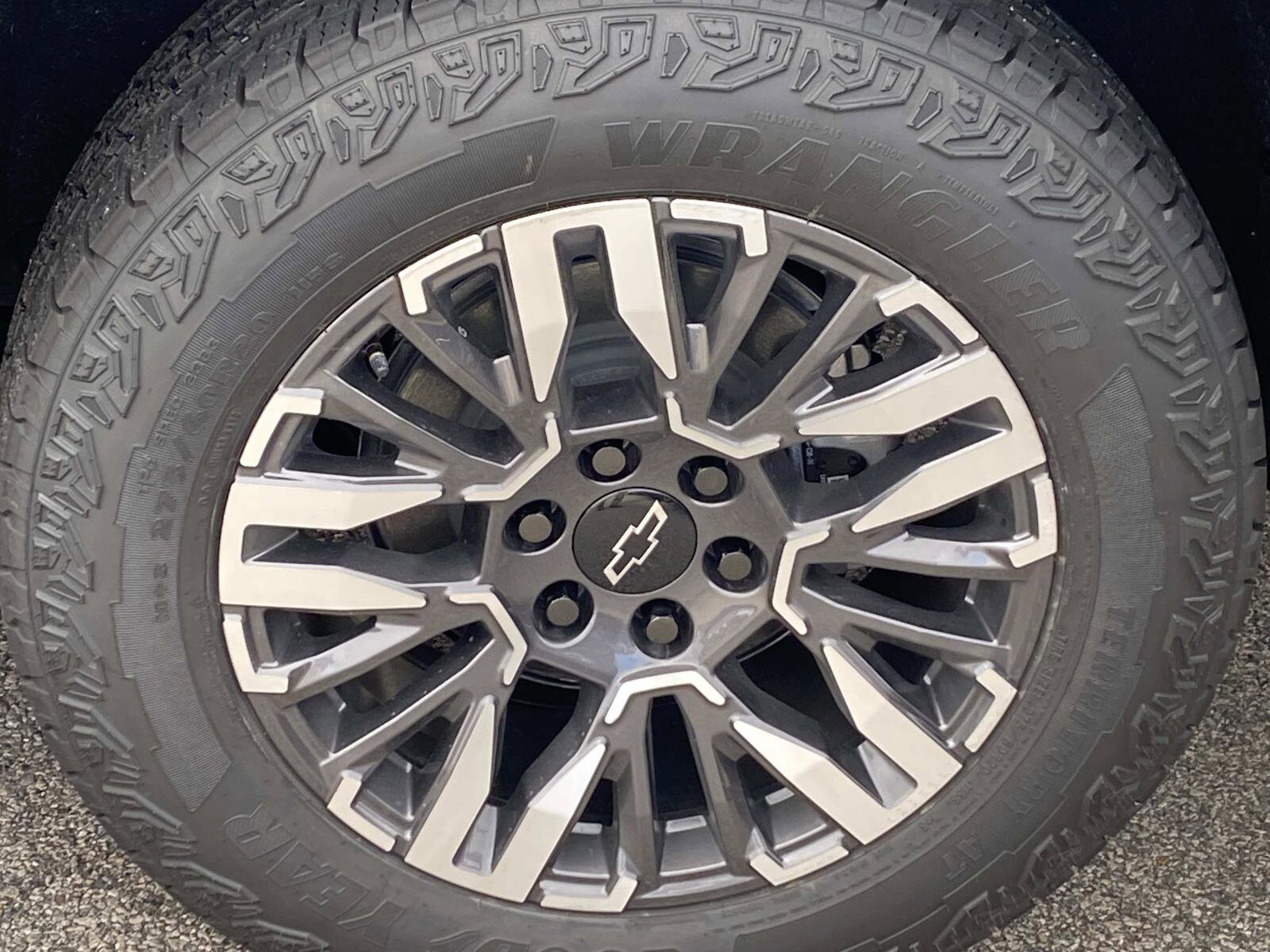 2026 Chevrolet Suburban Z71 photo 2