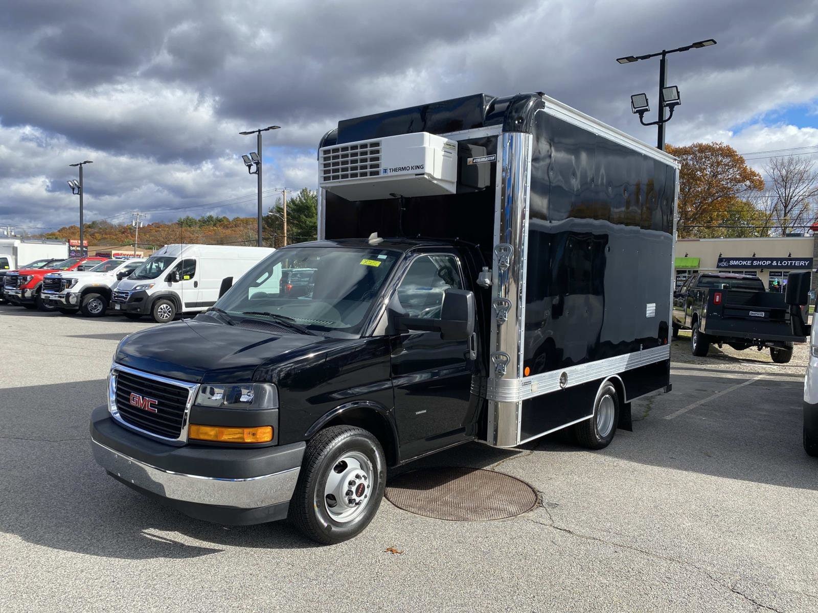2022 GMC Savana Cutaway Work Van's photo