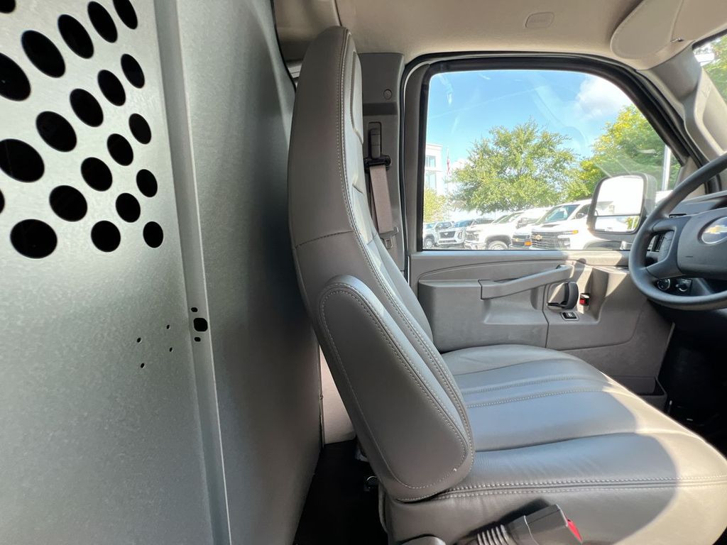 2025 Chevrolet Express Cargo Work Van - Photo 9