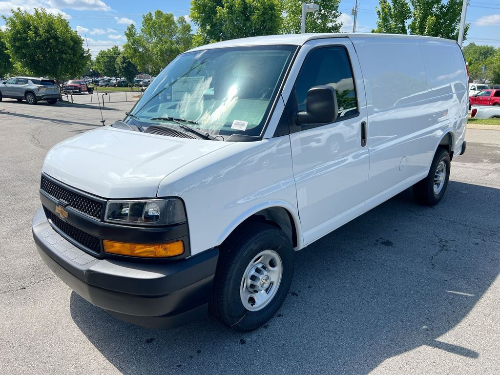 2026 Chevrolet Express 2500 Work Van HD's photo