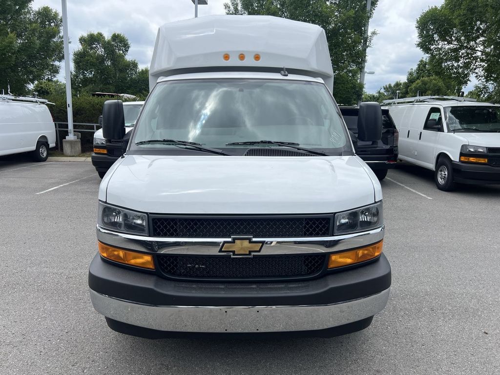 2025 Chevrolet Express Cutaway 3500 photo 3