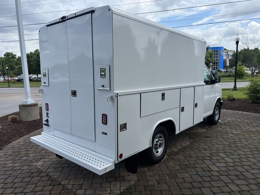 2025 Gmc Savana 3500 Cutaway photo 3