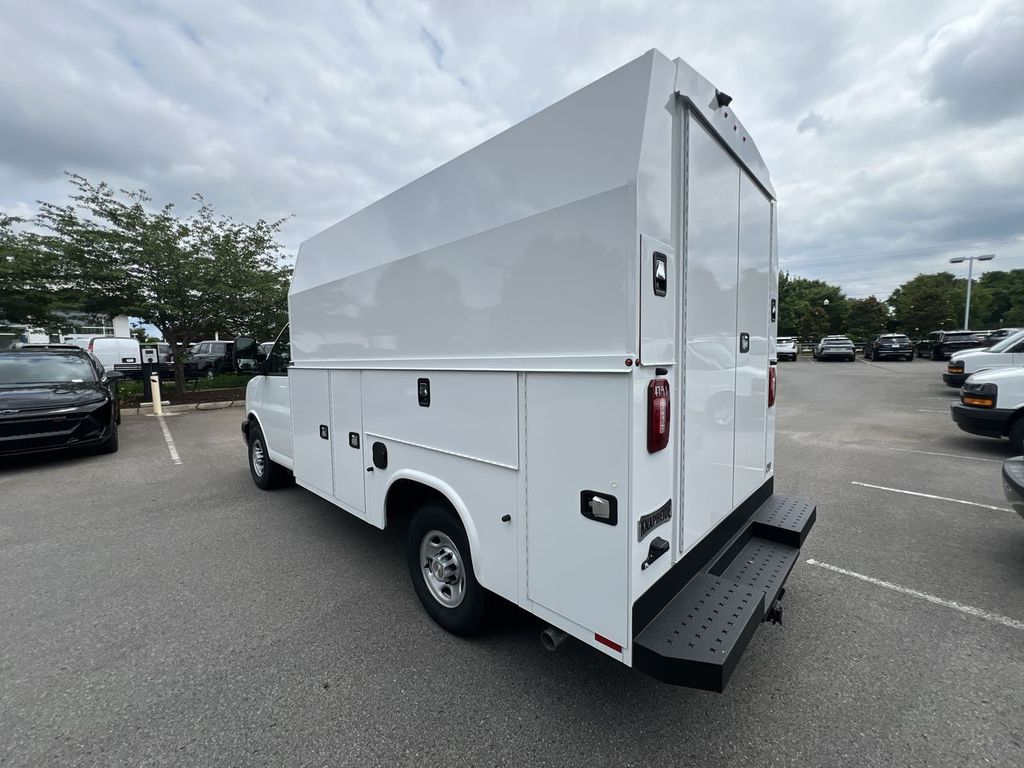 2025 Chevrolet Express Cutaway 3500 photo 2