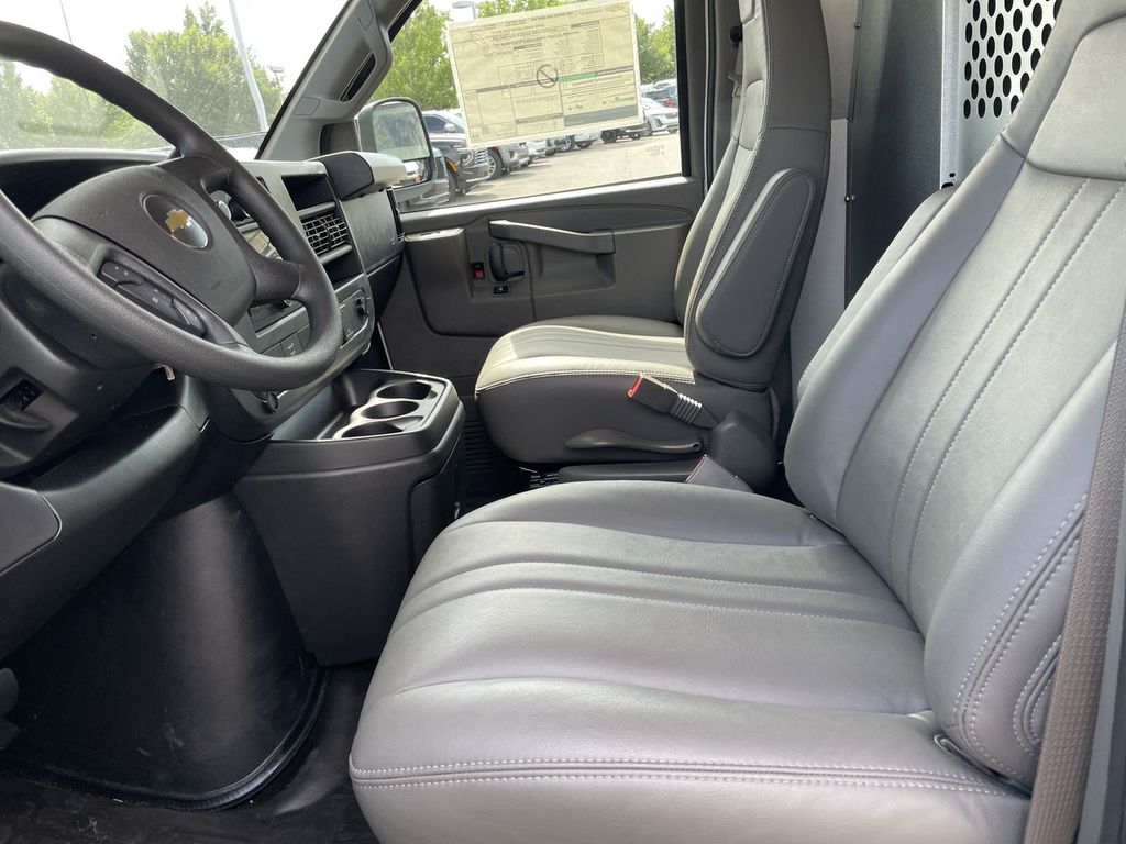 2025 Chevrolet Express Cargo Work Van - Photo 10