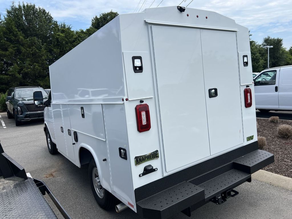 2025 Chevrolet Express Cutaway 3500 photo 2