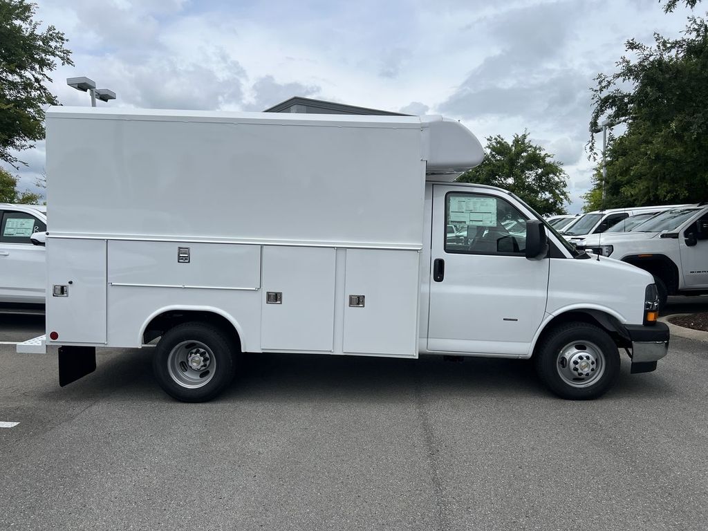 2025 Chevrolet Express Cutaway 3500 photo 4