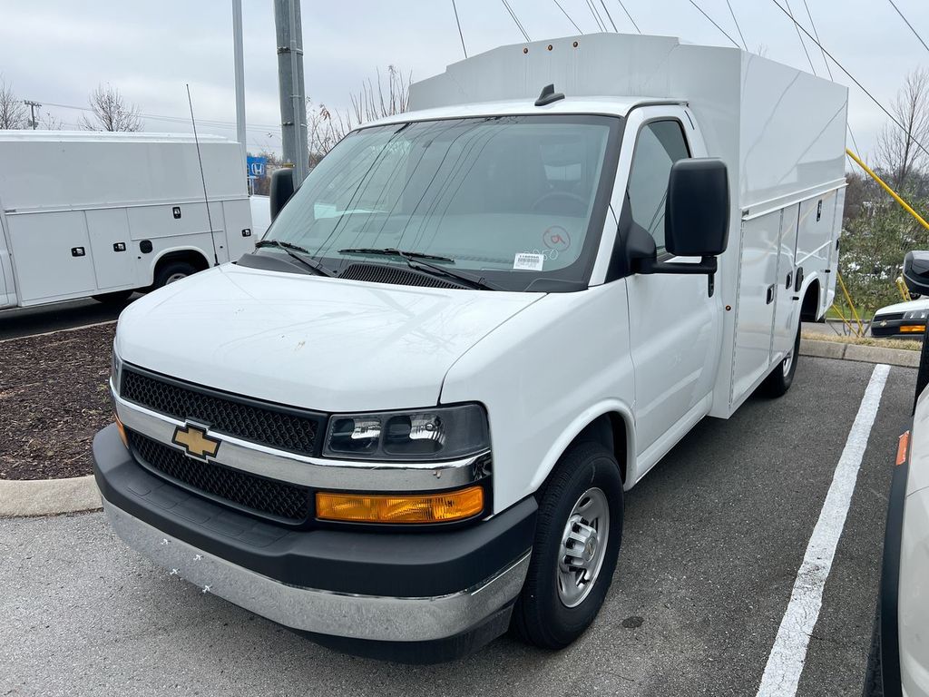 2025 Chevrolet Express Cutaway Base's photo