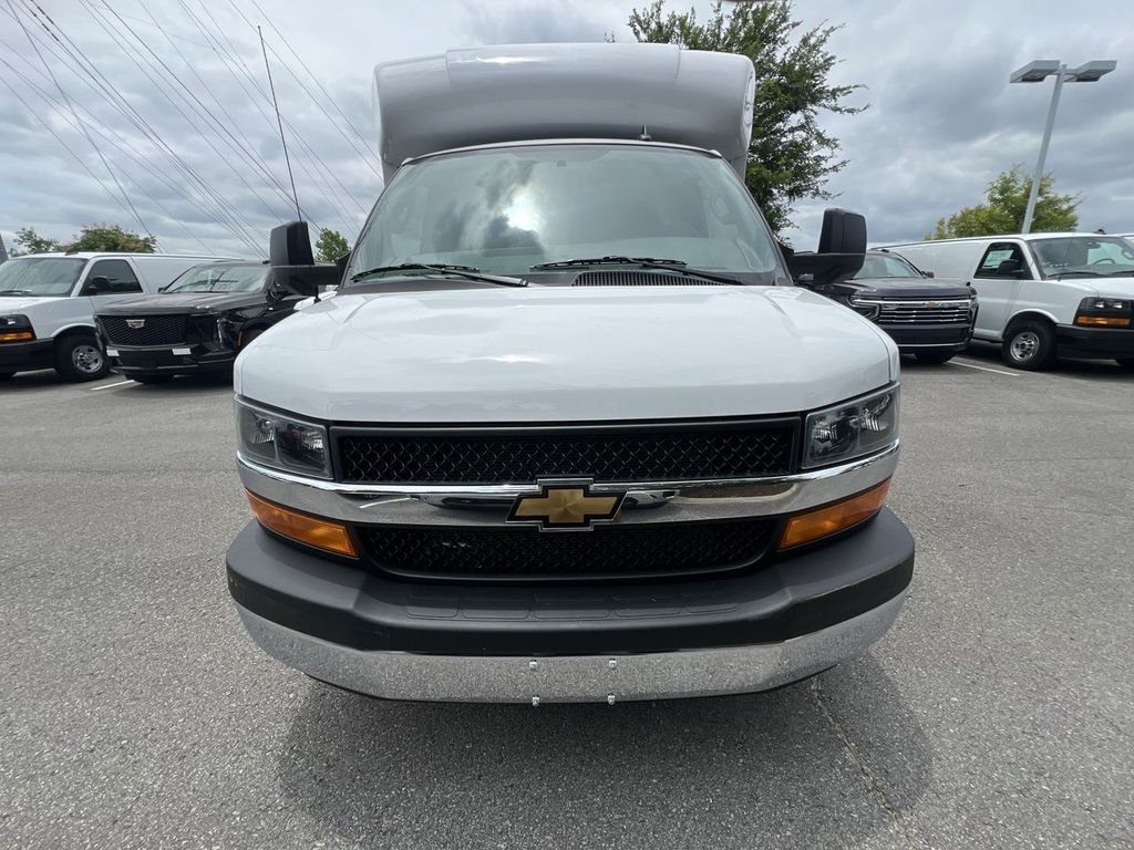 2025 Chevrolet Express Cutaway 3500 photo 3