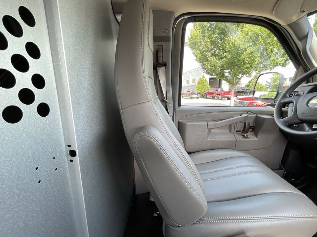 2025 Chevrolet Express Cargo Work Van - Photo 9